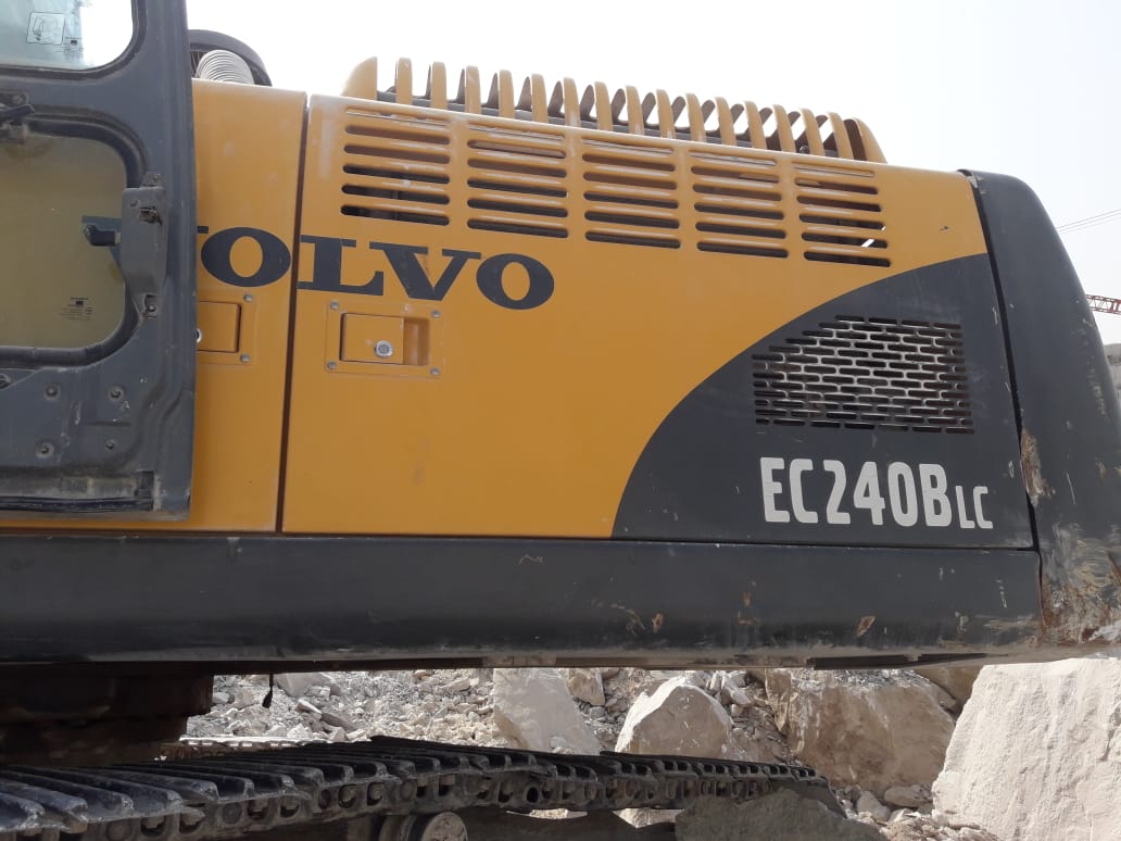 EXCAVATOR EC240